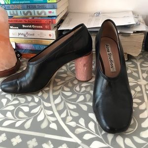 Acne Studios Black Leather pump with pink heel